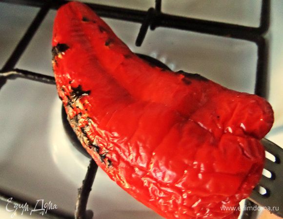 Накалываем на вилку и держим перец над огнём, равномерно поворачивая со всех сторон.