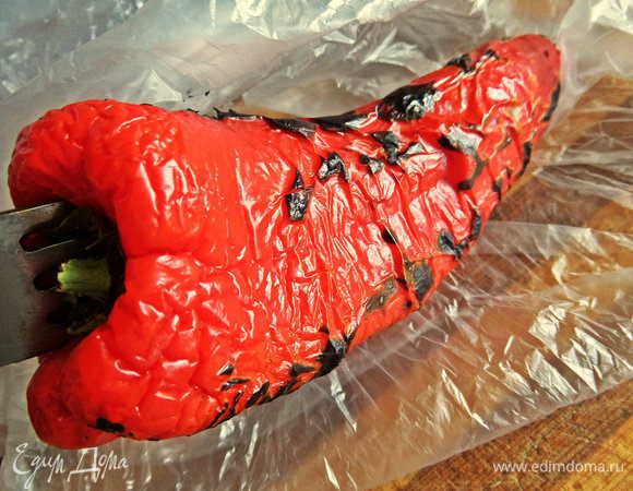 Когда обуглится вокруг, выключаем огонь, достаём обычный пищевой пакетик...