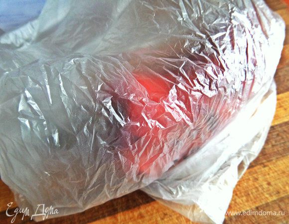 И закутываем в него горячий перец, оставим на несколько минут.