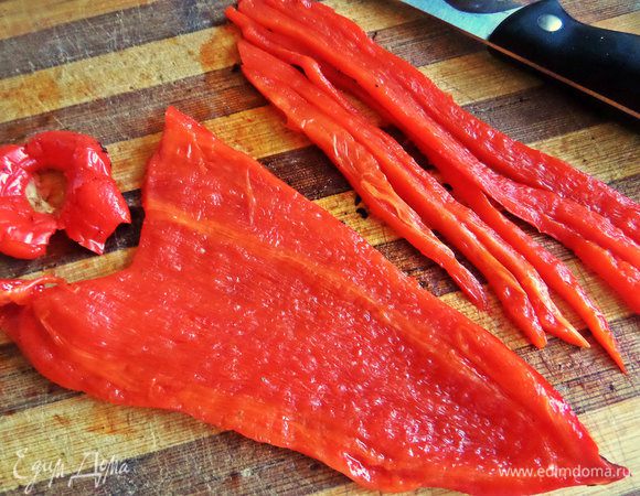 Настала очередь раскромсать перчик. Сначала на полоски.