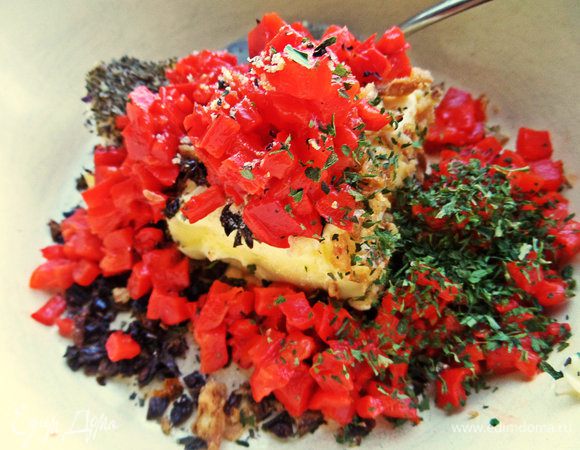 Высыпаем к маслу. Посыпала ещё лимонным перцем,но можно простым и немного цедры лимона.