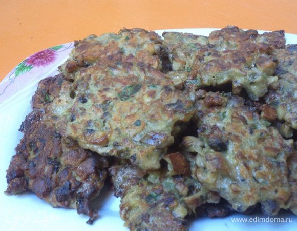 В сковороде разогреть растительное масло, ложкой набирать тесто, выложить в сковороду и обжарить оладьи с двух сторон до золотистого цвета.
Подавать горячими, со сметаной.