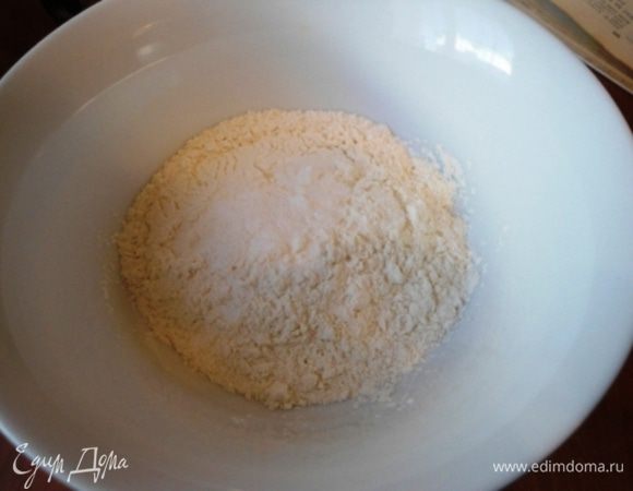Духовку разогреем до 200–210°C. Муку смешаем с содой, разрыхлителем и просеем.