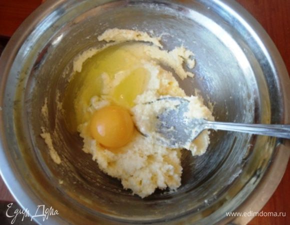 Размягченное сливочное масло разотрем с сахаром до побеления. По 1 добавим яйца и смешаем все.