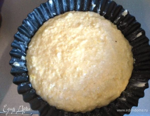 Добавляем муку с содой и разрыхлителем к лимонной смеси и замешиваем тесто. Форму смазываем сливочным маслом и присыпаем манной крупой. Выкладываем тесто. Выпекается пирог около 20–25 минут (по температуре ориентируйтесь на свою духовку).