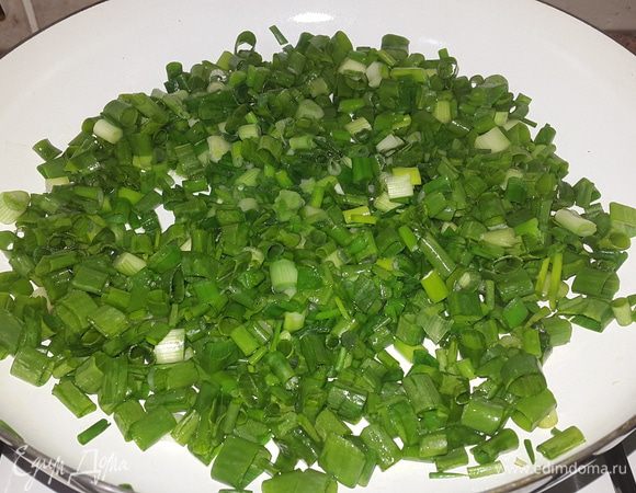 Лук моем, режем и прогреваем на сковороде с добавлением оливкового масла до мягкости.