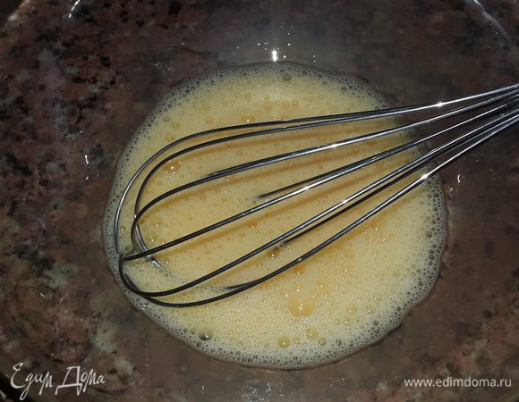 3 яйца сварим "в крутую".
Оставшиеся 2 взбиваем венчиком.