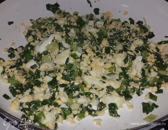 Отварные яйца мелко крошим, добавляем к луку, солим, перчим и перемешиваем.