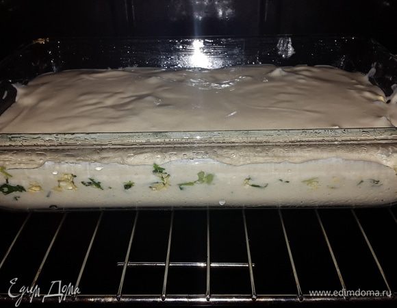 Равномерно заливаем пирог оставшимся тестом и отправляем в духовку на 200С на 40 минут.