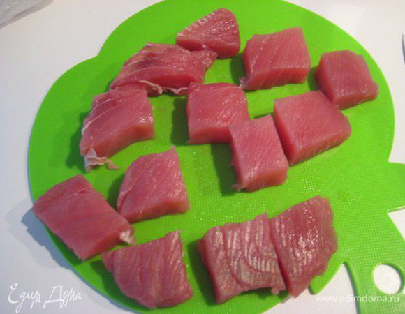 Деревянные шпажки заранее замочить в воде, чтобы не сгорели на гриле.
Тунец нарезать кубиками, посолить, поперчить, сбрызнуть оливковым маслом.