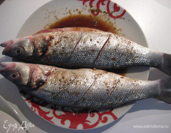 Рыбу почистить от чешуи, удалить внутренности, жабры, помыть, обсушить бумажными полотенцами. Острым ножом сделать глубокие надрезы. Полить снаружи и внутри соевым соусом, сбрызнуть оливковым маслом, посыпать кориандром, положить в брюшко по веточке тимьяна, оставить на 15 минут.