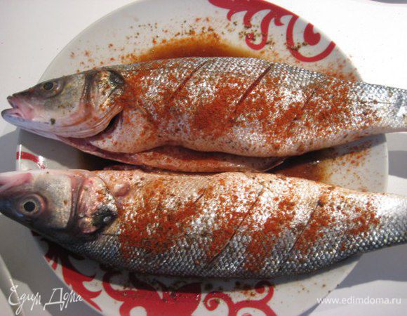 Щедро посыпать паприкой.