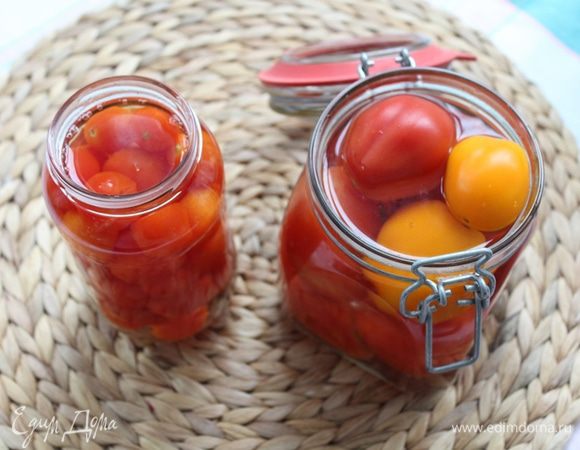 В стерилизованные банки уложите помидоры черри и залейте кипятком на 5 минут.