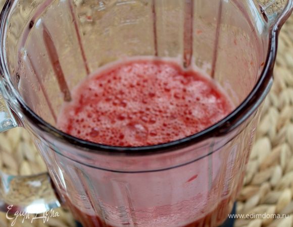 Другие томаты обдать кипятком, снять кожицу, пюрировать блендером.