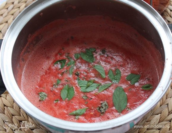 В помидорный сок добавить сахар, соль, листья базилика ,довести до кипения проварить 2-4 минуты, добавить 6% уксус.