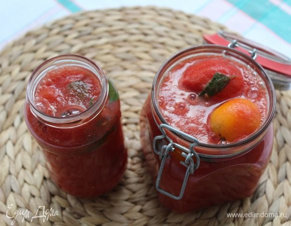 Слить воду с помидор и залить соком, .Отправить стерилизоваться 10 минут для 0,5 л. Затем закатать крышками.
Перевернуть банки вверх дном и оставить до полного остывания.