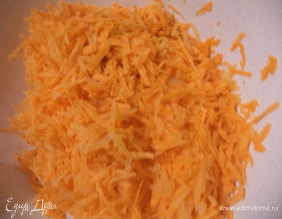 Морковь очистить, натереть на крупной тёрке.