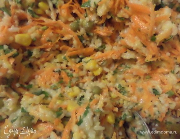 В большой миске соединить рис, морковь, кукурузу, горошек, нарезанную зелень петрушки, добавить майонез, посолить, поперчить, перемешать.