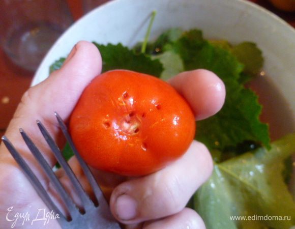 Помидоры наколоть вилкой со стороны плодоножки.