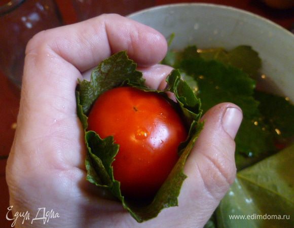 Заворачиваем помидор в листик.