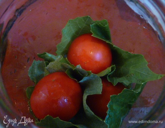 На дно литровой баночки кладем 2 листика и сверху на них помидоры в листьях.
