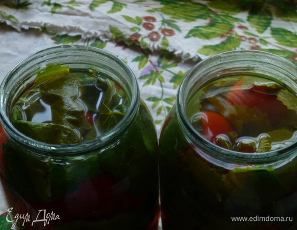 Готовим рассол. В воде растворяем соль и сахар, доводим до кипения.
Дважды заливаем кипящим рассолом, каждый раз на 10 минут (одним и тем же рассолом). 
Затем снова его доводим его снова до кипения и заливаем в последний раз.
Закатываем.