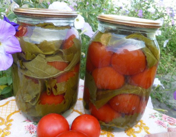 Когда-то помидоры по этому рецепту я ела в гостях у подруги.
Они очень мне понравились. Потом жизнь закрутилась и я про них забыла.
Потом у меня появились проблемы с желудком и мне теперь нельзя все, что с уксусом.
Я попросила рецепт, попробовала и снова влюбилась в эти помидоры.
А самое главное, что все натурально, безопасно и можно даже деткам.
Приятного аппетита!