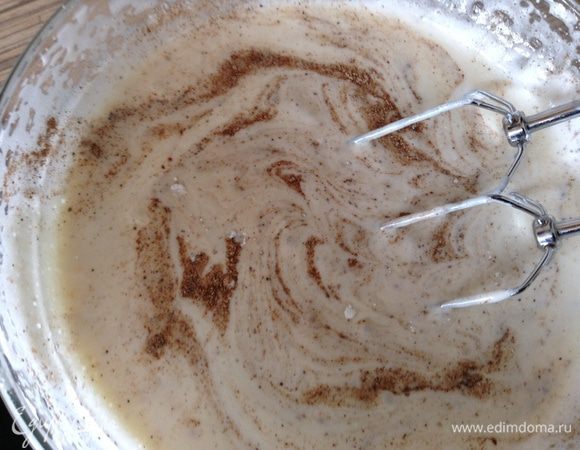 Добавить растительное масло, сметану, корицу.