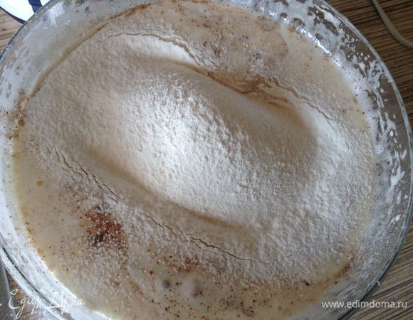 Всыпать просеянную с разрыхлителем муку. Тесто готово, также можно все ингредиенты сложить в чашу блендера и пробить минуты 3.