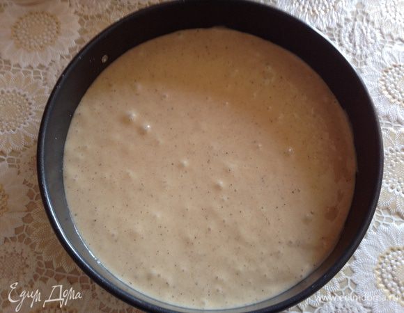 Вылить тесто сверху. Выпекать при 180 С 45 минут.