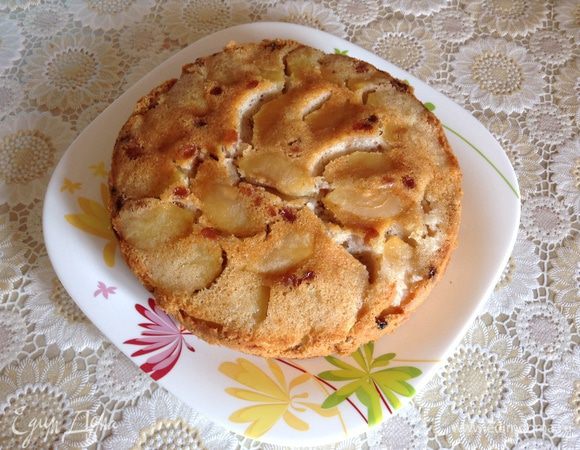 Готовому кексу лучше дать немного остыть в форме, потом перевернуть. Мне пришлось вынимать сразу с пылу жару :). Присыпать сахарной пудрой или смазать джемом. Приятного чаепития!