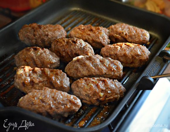 Жарьте чевапчичи 8-10 минут с каждой стороны, периодически переворачивая.