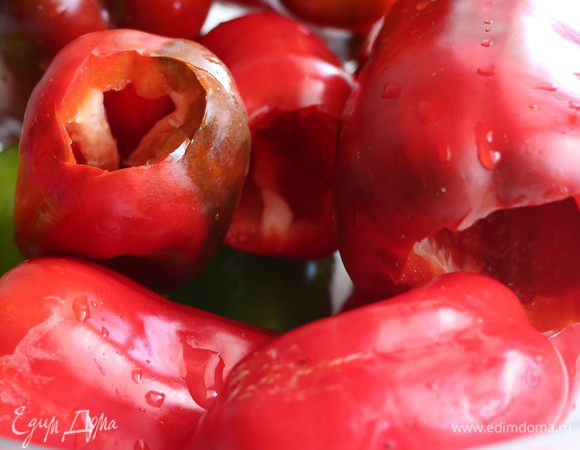  Перец вымыть, вырезать плодоножку с семенами. Бланшировать плоды в кипящей воде 3 мин.