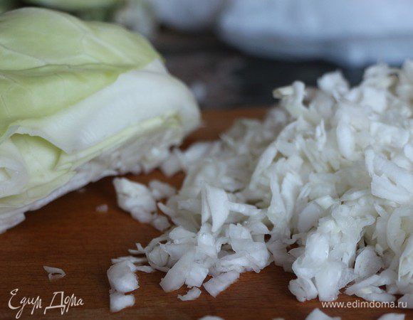 Капусту мелко нашинковать.