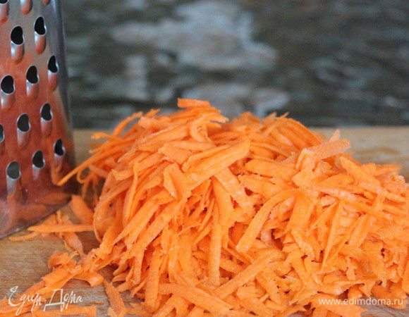 Морковь натереть на крупной терке.