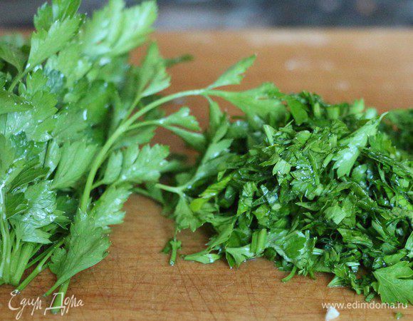 Нарезать мелко петрушку.