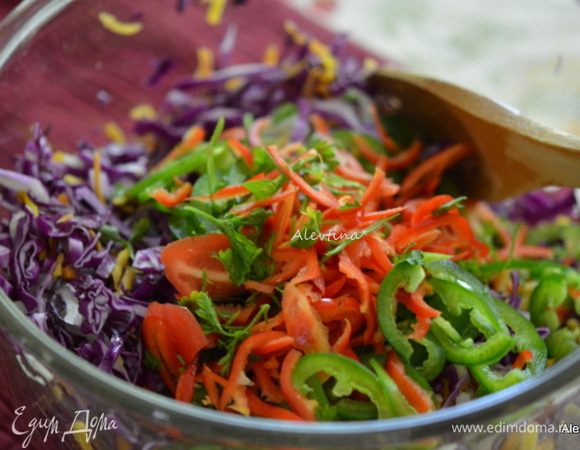 Порубить капусту тонко, кинзу порезать, морковь очистить и натереть, перец очистить и порезать кольцами,красный перец нарезать, лук очистить и нарезать тонко.