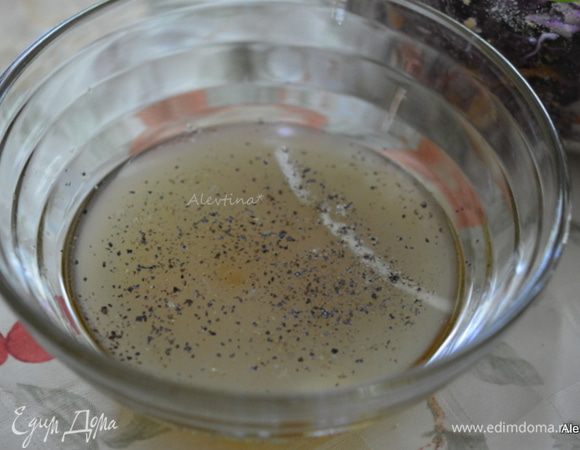 Приготовить  заправку, все перемешав.