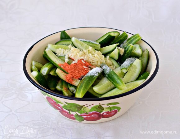 Добавить соль, сахар, мелко порубленный чеснок, красный молотый перец. Добавить масло и уксус 9%. Хорошо перемешать. Дать постоять 2 часа, периодически перемешивать. Огурцы дадут сок, пропитавшись заправкой, а так же сильный аромат малосольных огурцов. 