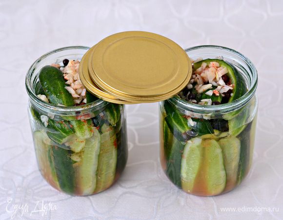 Огуречные четвертинки разложить в стерилизованные банки, залить образовавшимся рассолом. Прикрыть стерилизованными железными крышками. 