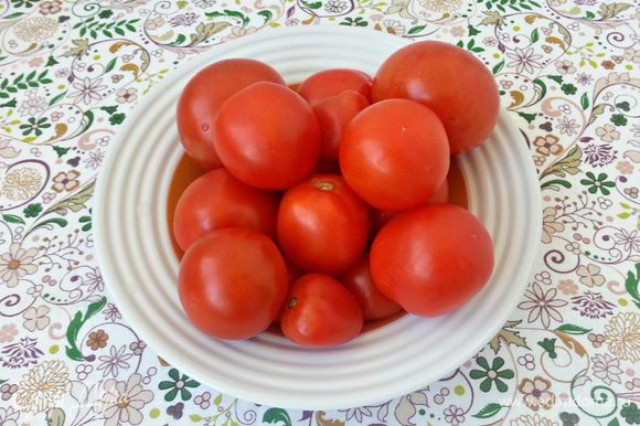 Для этого рецепта используем сладкие спелые помидоры. Можно даже некондиционные.