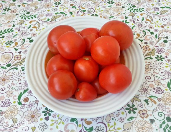 Для этого рецепта используем сладкие спелые помидоры. Можно даже некондиционные. 