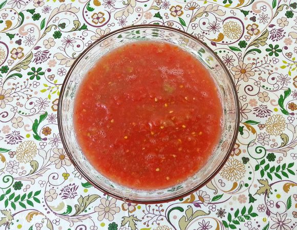 Помидоры, лук и болгарский перец перекрутить на мясорубке.