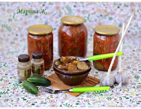 Салат снять с огня, тут же разложить в стерилизованные банки. Закатать. Перевернуть и дать остыть в таком положении не укутывая. 

Приятного аппетита!