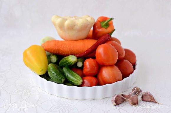 Количество ингредиентов дано на 1 банку объемом 2 л. Для рецепта понадобятся помидоры, огурцы, болгарский перец, чеснок, патиссон, морковь. Можно положить лук, порезанный на 4 части. Патиссон можно заменить кабачком.