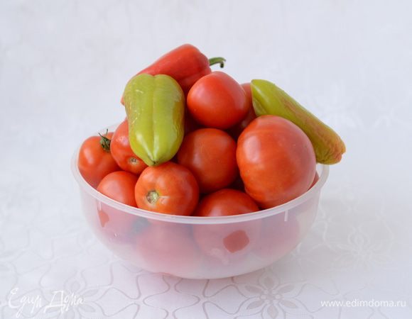 Помидоры, перец помыть, обсушить. Перец порезать произвольно, удалить семена.