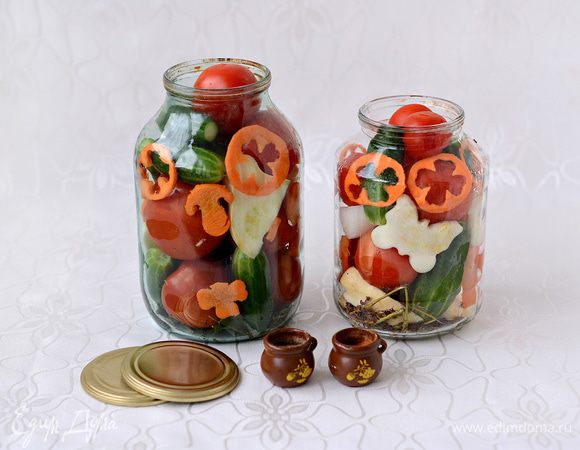 На дно пастеризованных банок положить зонтики укропа, листья смородины, чеснок, лавровый лист, перец душистый горошком. Уложить овощи. Залить кипятком. Накрыть крышкой и оставить до остывания. Воду слить. Сделать маринад. Для этого в воду, которую слили из банок, добавить соль, сахар. Вскипятить. В банку влить уксус и сразу же кипящий маринад. Закатать. Перевернуть вверх дном . Укутать ( для самостерилизации). Оставить до полного остывания.