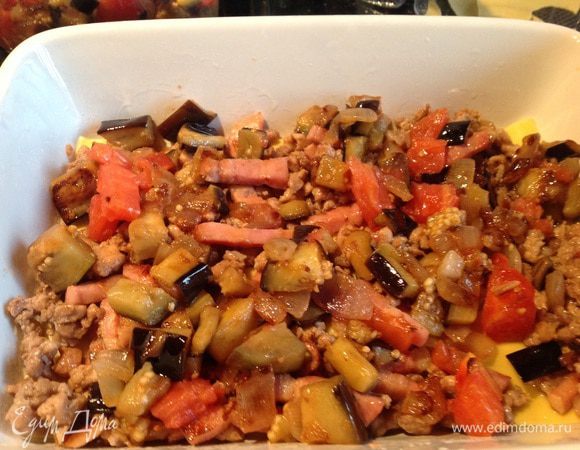 Затем начинку из овощей, тоже половину.