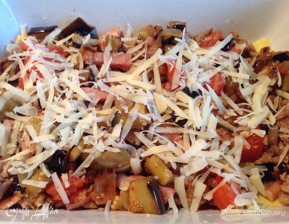 И 1/4 часть тертого сыра. Повторите и сверху выложите оставшиеся листы лазаньи.