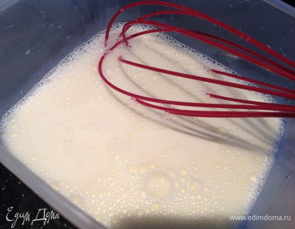 Взбейте венчиком молоко, яйца и соль.